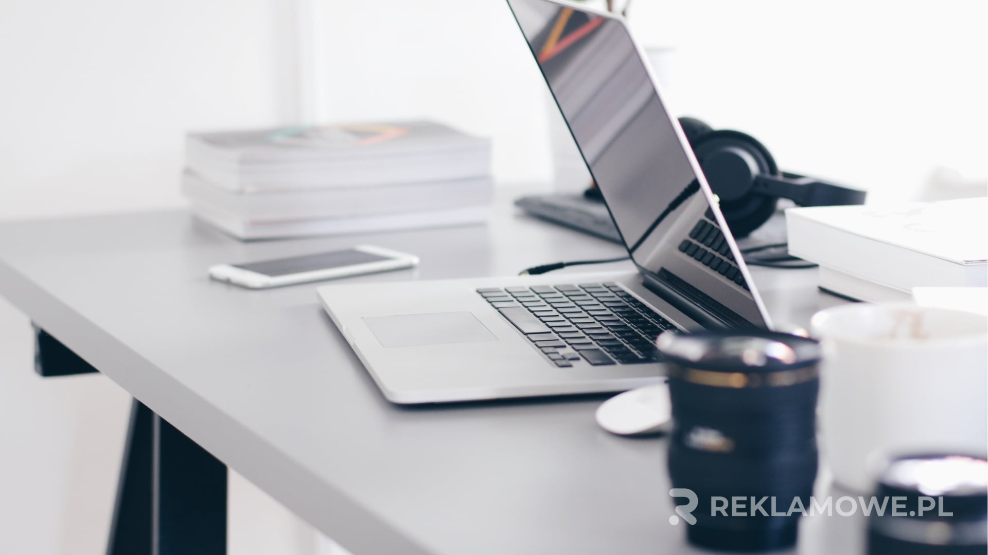 Pracownik wykonujący konserwację maty reklamowej