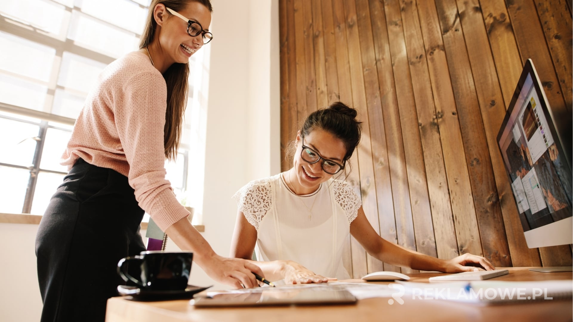 Mata reklamowa na stoisku targowym