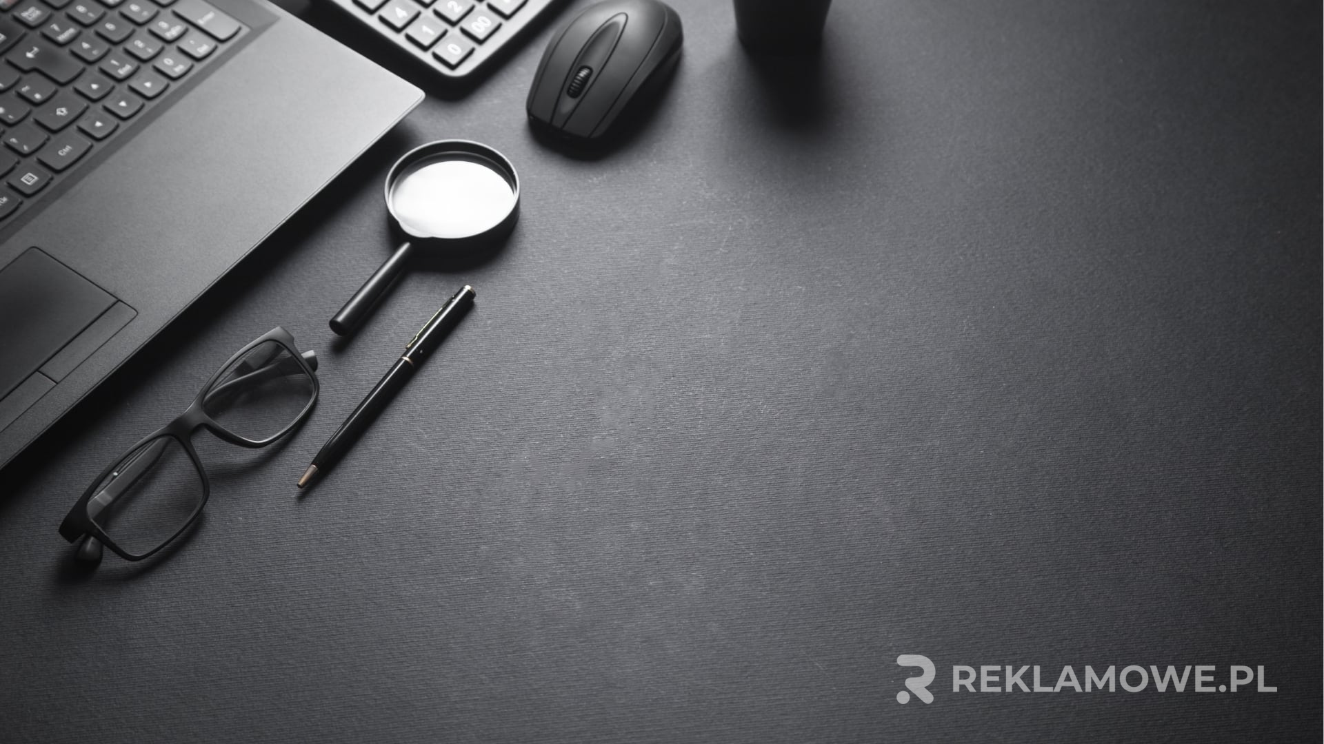 Maty reklamowe z logo firmy w punkcie sprzedaży