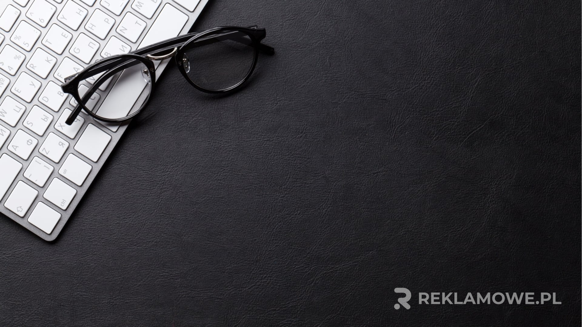 Maty reklamowe w miejscu pracy w celu wzmacniania zaangażowania klienta