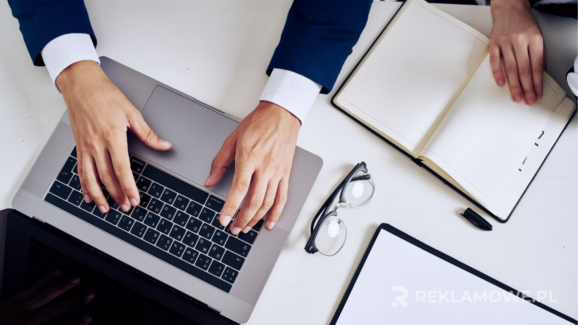 Porównanie różnych materiałów używanych do produkcji mat reklamowych