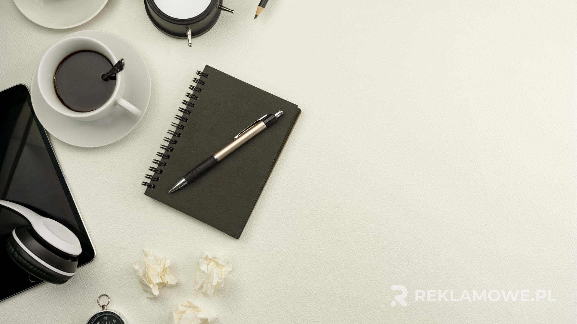 Porównanie wykorzystywanych materiałów do produkcji mat reklamowych Różne materiały używane do produkcji mat reklamowych
