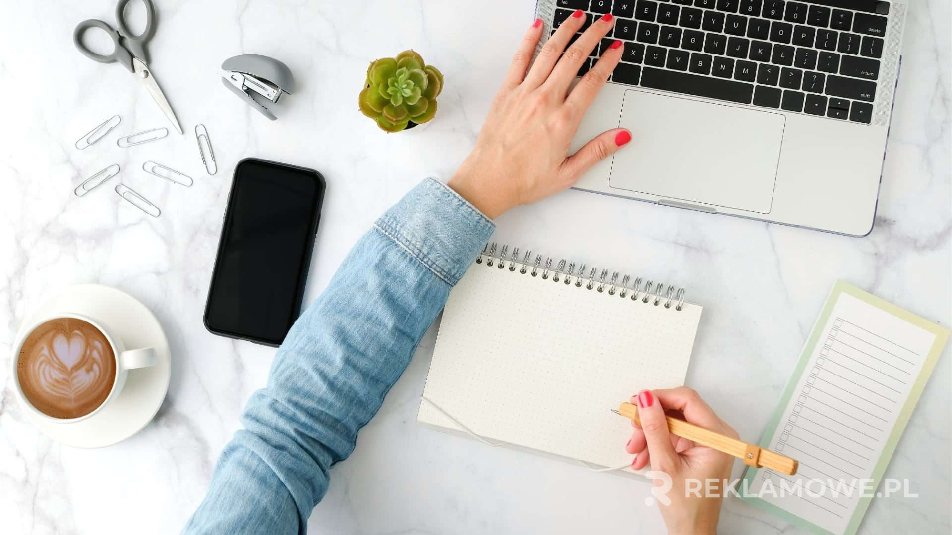 Porównanie Materiałów do Produkcji Mat Reklamowych Próbki różnych materiałów do produkcji mat reklamowych