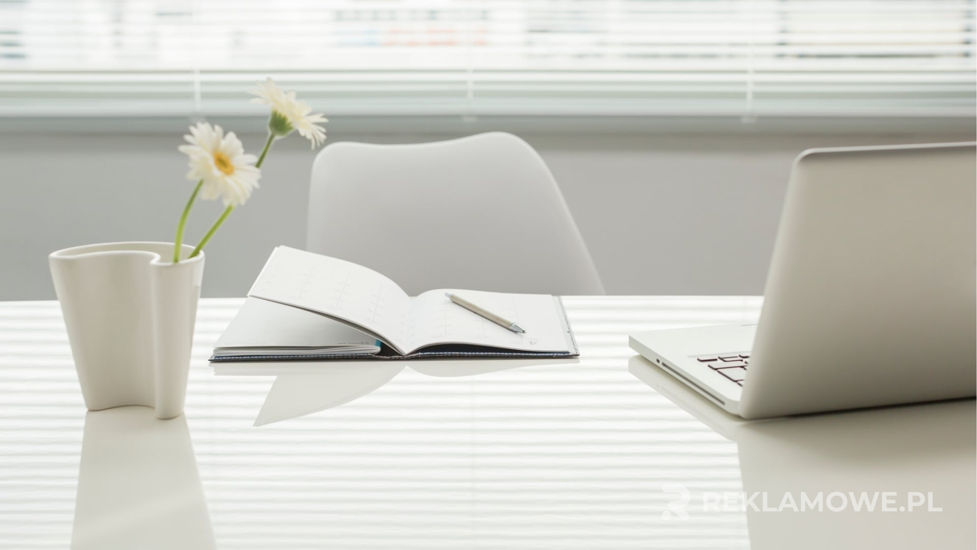 Integracja sztucznej inteligencji w produkcji mat reklamowych